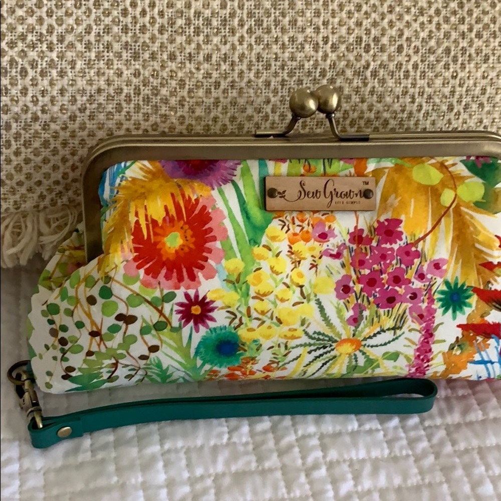 Essential oil purse. See Grown